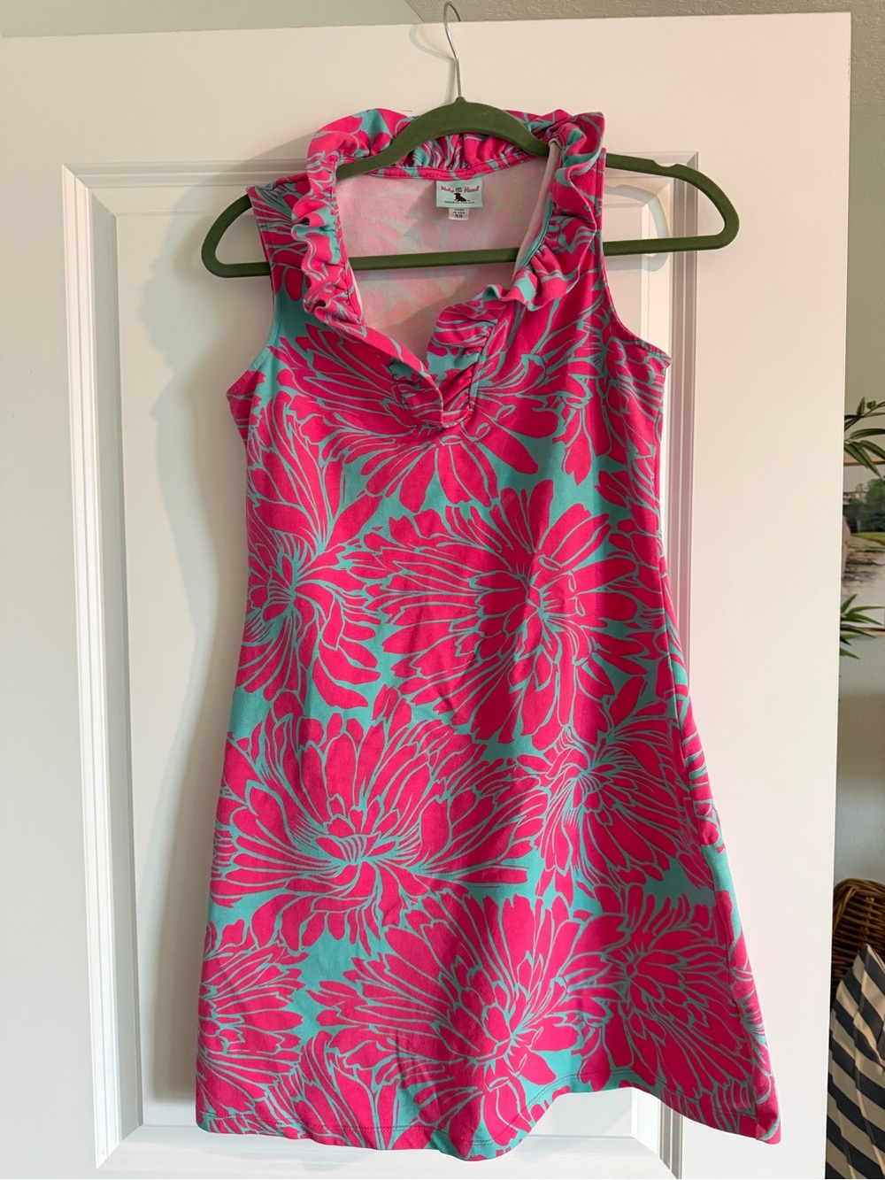 Sleeveless Pink Floral Shift Dress with Ruffle Collar